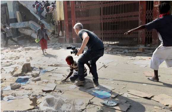 취재 도중 다친아이를 구하려고 뛰어드는 CNN앵커 | 인스티즈