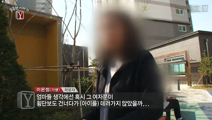 유모차 탄 아기들을 마음대로 만지고 다니는 여자 | 인스티즈