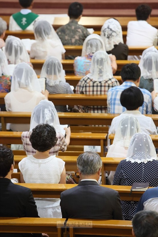 문재인 대통령 미사드리는 모습.jpg | 인스티즈