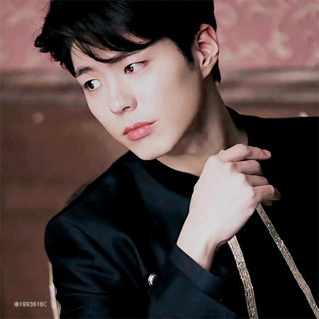 자기가 찍은 광고 사진 가져가는 박보검.gif | 인스티즈