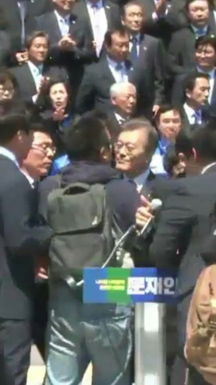 기습시위하는 성소수자에게 멱살 잡힌 문재인 | 인스티즈