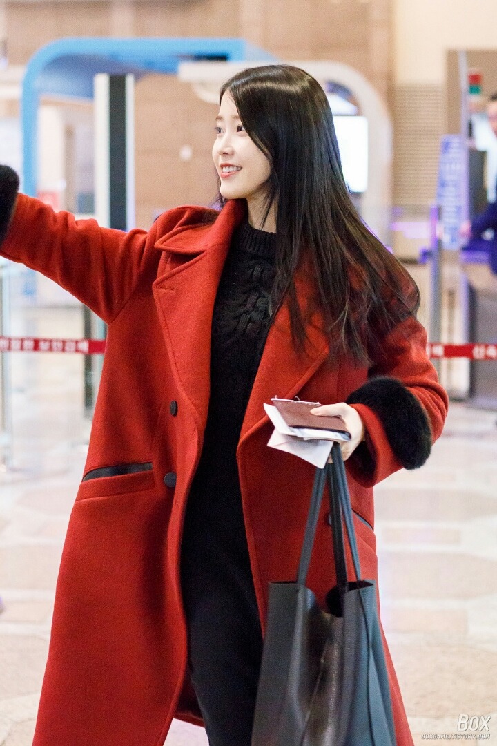 빨간 코트 코디한 아이유.jpg | 인스티즈