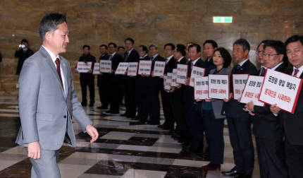 표창원 사퇴 피켓 든 부역자들 앞을 지나가는 표창원 | 인스티즈