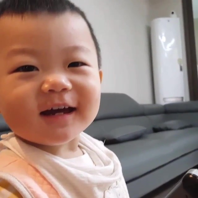 [이시안] 오늘자 윙크하는 대박이.jpgif | 인스티즈