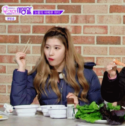 트와이스 사나가 먹고싶은거 마음껏 먹으면.....gif | 인스티즈