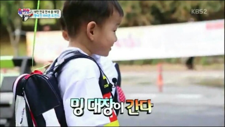 [슈퍼맨이돌아왔다] 무서워하는 만세를 데리러가는 민국이.jpg | 인스티즈