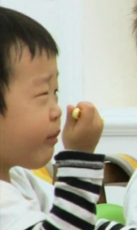 [슈퍼맨이돌아왔다] 아직도 신거 잘 못먹는 이서준ㅋㅋㅋㅋㅋㅋ.GIF | 인스티즈