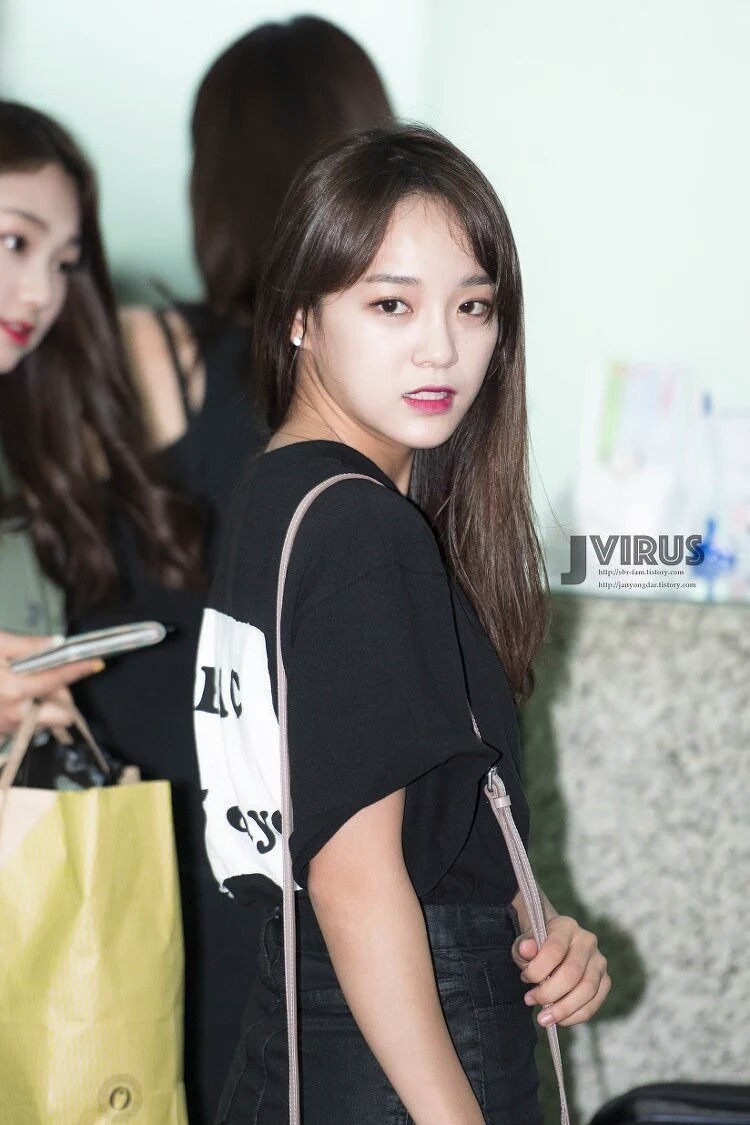 찾아보기 힘든 김세정 무표정한 모습 ㄷㄷㄷ.gif | 인스티즈