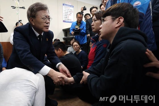 문재인 후보 삼성조선소 크레인 사고 유가족 빈소 방문 | 인스티즈
