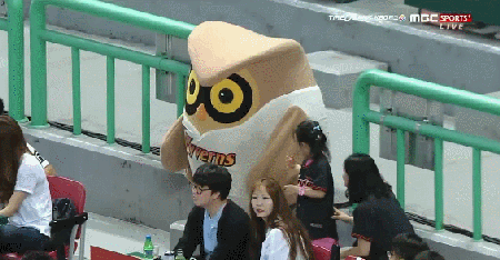 부엉이 인형옷이 신경쓰이는 귀여운 어린이.gif | 인스티즈