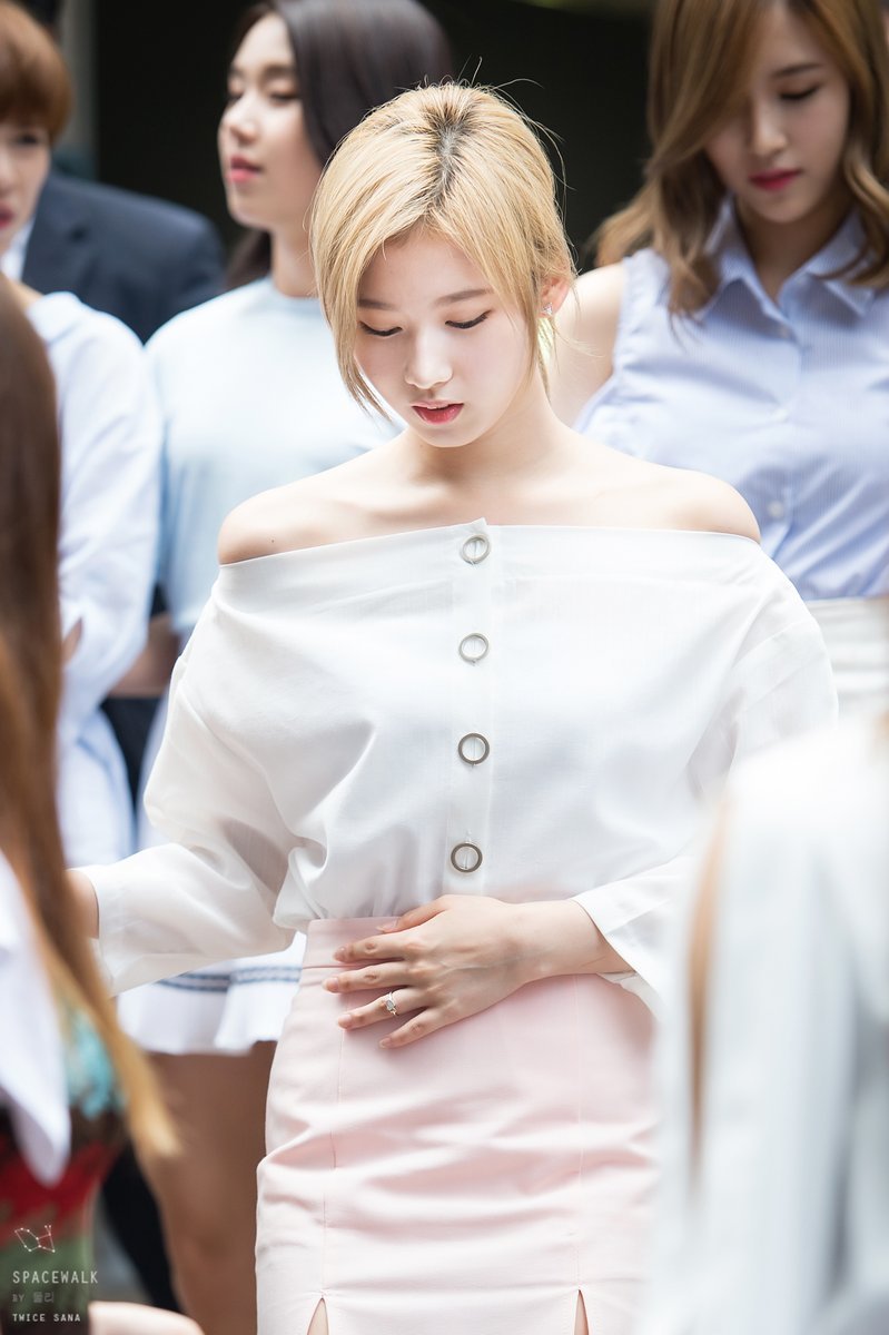 [트와이스] 아련한 사나 전신샷 | 인스티즈