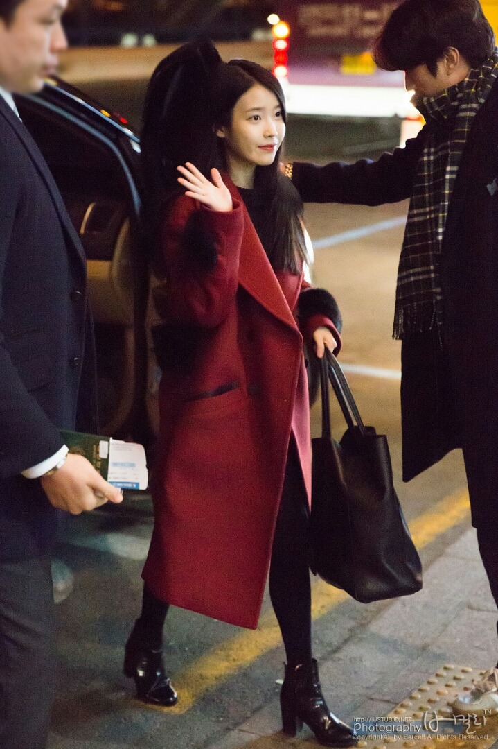 빨간 코트 코디한 아이유.jpg | 인스티즈