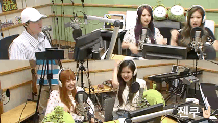 라디오 중 칼군무 추는 블랙핑크.gif | 인스티즈