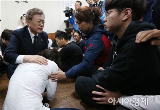 거제 크레인 사고 유족들을 위로하는 문재인 | 인스티즈