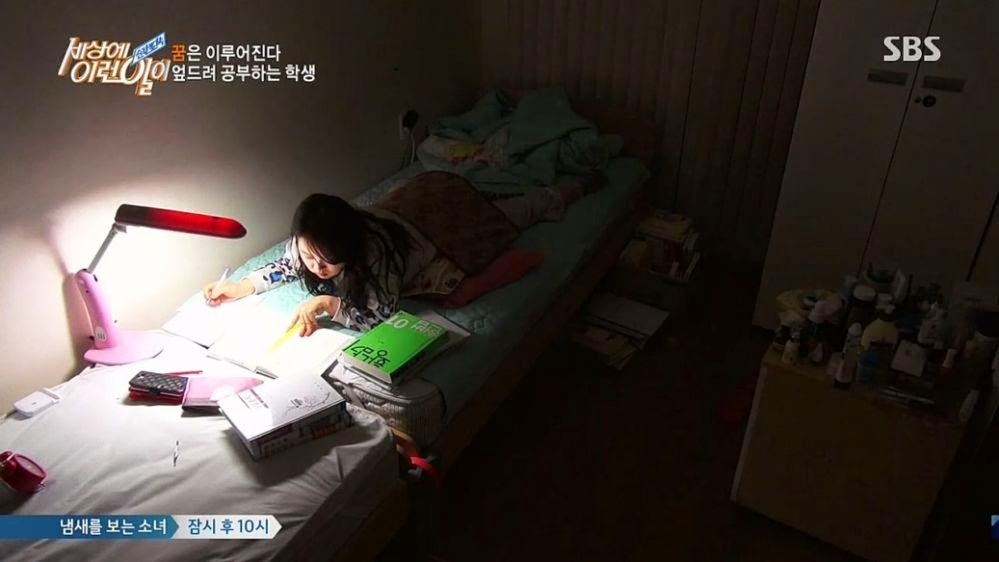 엎드려서 공부하는 여대생 | 인스티즈