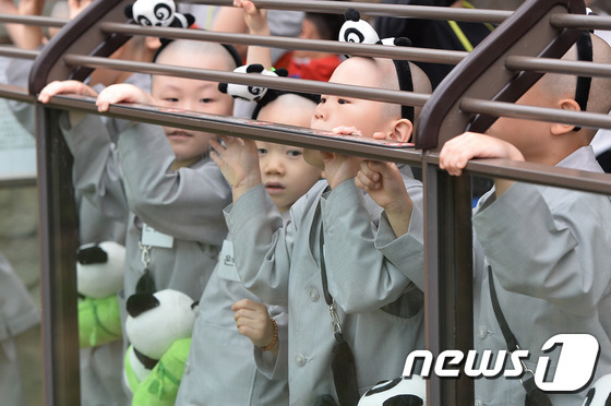 오늘자 놀이공원 방문해서 씐난 동자승들.......(짱덕주의) | 인스티즈