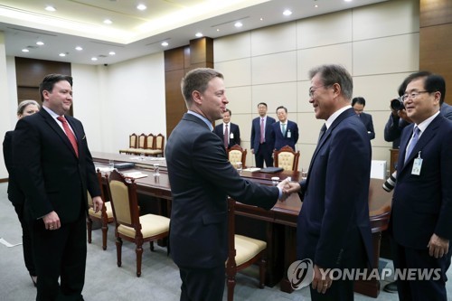백악관 특사들과 인사하는 문재인 대통령 .jpg | 인스티즈