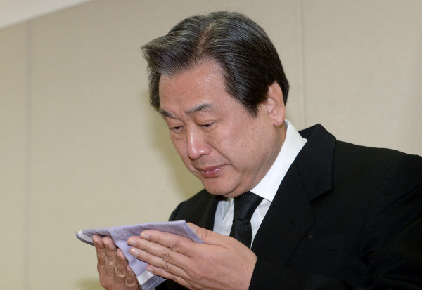 YS 서거] 김무성 오열 "저는 김영삼 대통령의 정치적 아들, 우리 모두가 상주다" | 인스티즈