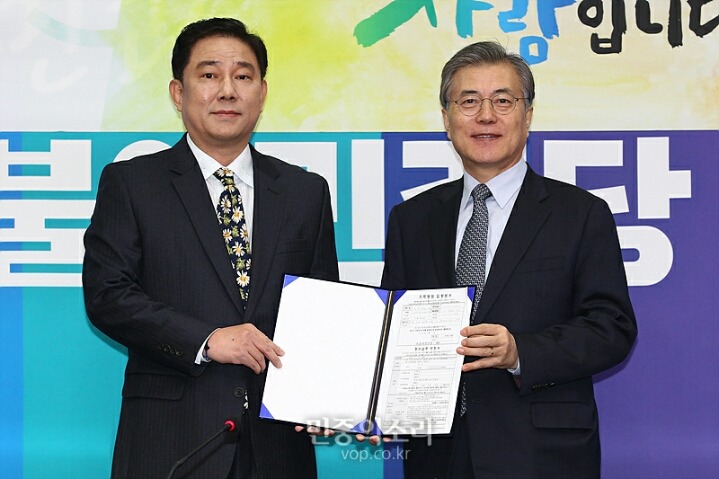 문재인의 아픈 손가락 두남자 | 인스티즈