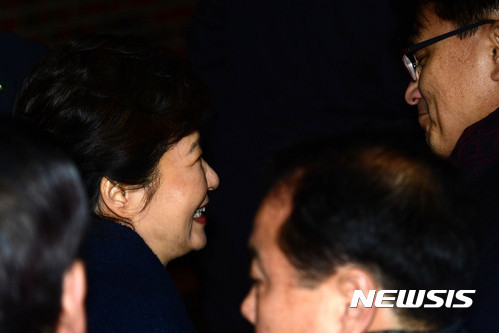 지지자들과 인사나누는 박근혜 | 인스티즈