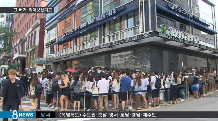 "쉑쉑버거"먹겠다고..폭염 속 장사진.jpg | 인스티즈