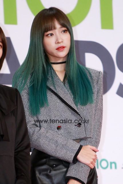 오늘자 초록색으로 염색한 하니 | 인스티즈
