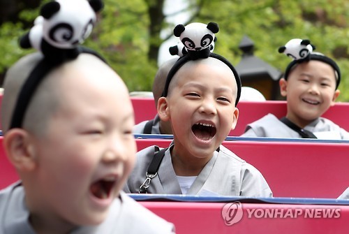 오늘자 놀이공원 방문해서 씐난 동자승들.......(짱덕주의) | 인스티즈