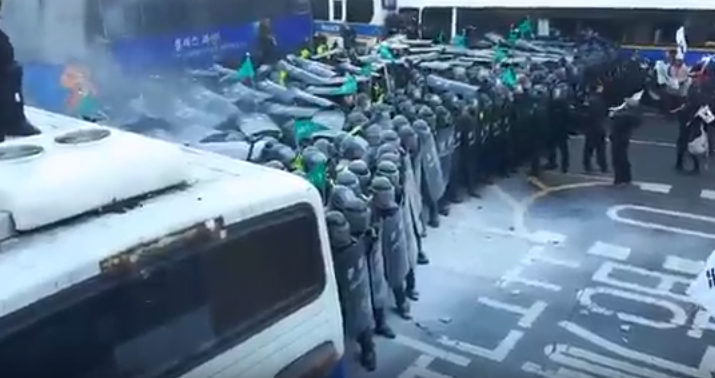 현재 기물파손 시작한 박사모 ㄷㄷㄷㄷJPG | 인스티즈