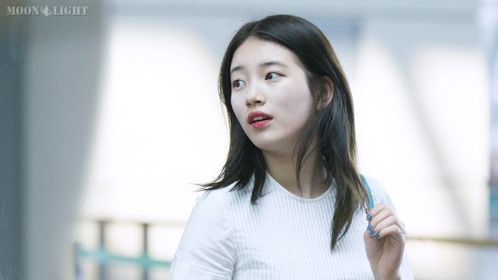 공항에서 만난 어머님이 사진 찍자니까 포즈 취하는 수지 | 인스티즈