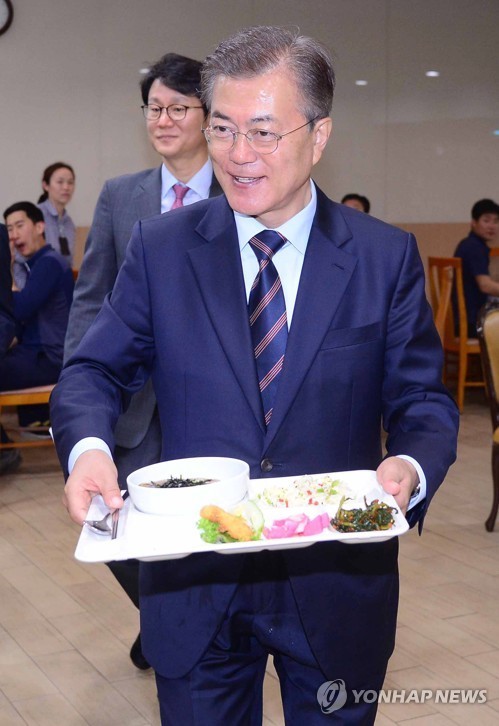 오늘 청와대 식당에서 식사하시는 문재인대통령 | 인스티즈