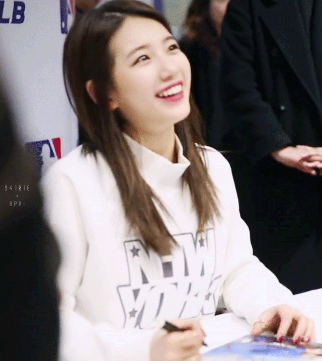 사인회에서 아이컨택 해주는 수지.gif | 인스티즈
