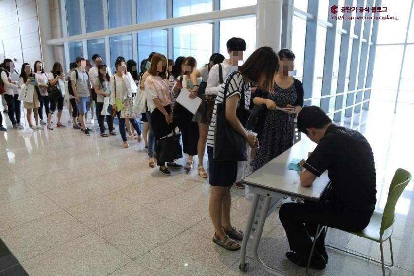 흔하지 않은 한국의 팬 사인회 .jpg | 인스티즈
