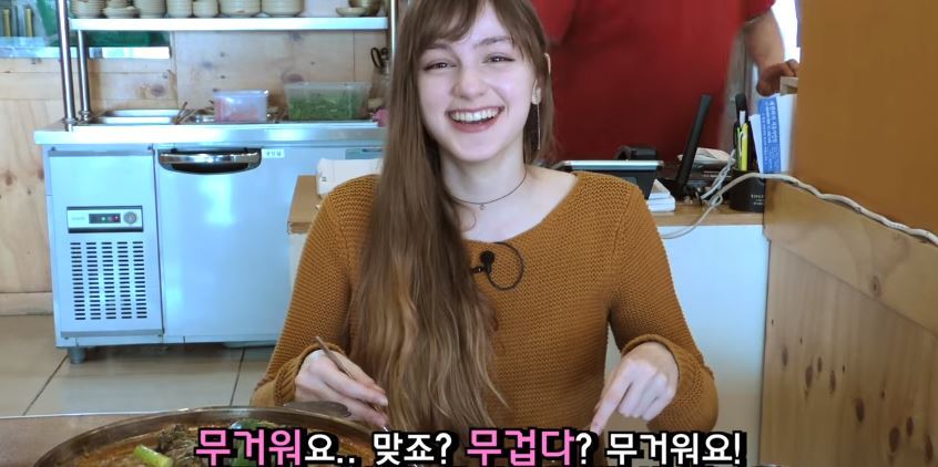 감자탕먹는 유투브 외국인 여자... | 인스티즈