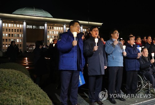 박 대통령 탄핵 촉구하며 국회에서 촛불 든 더불어민주당 의원들 | 인스티즈