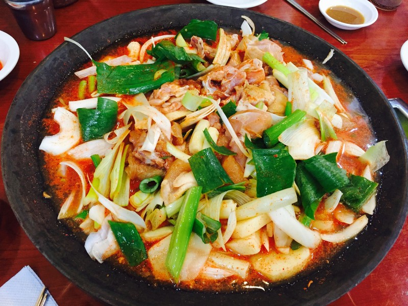 [물닭갈비] 닭갈비인데 흡사 전골처럼 국물이 자작하게 깔린 물닭갈비 | 인스티즈