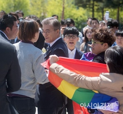 성소수자 단체 기습당시 문재인 후보 표정 | 인스티즈