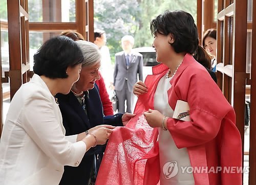 김정숙 여사가 전 주미대사 부인분께 옷 삥뜯김 | 인스티즈