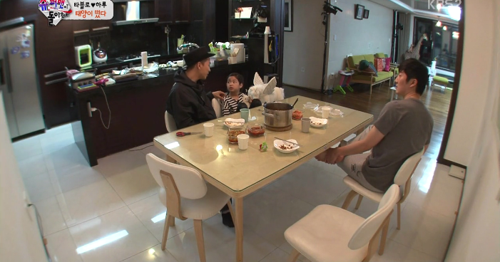 [슈퍼맨] 태양삼촌앞에만 서면 자꾸만 부끄러워지는 숙녀같았던 하루의 처음보는 낯선모습 (그런딸의 낯선모습을 본 딸바보 타블로의 묘한기분) jpg | 인스티즈