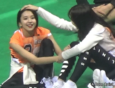 [트와이스] 400m 계주에서 엄청 빠른 아기맹수 손채영 | 인스티즈