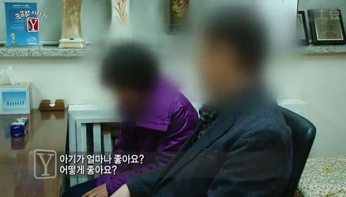유모차 탄 아기들을 마음대로 만지고 다니는 여자 | 인스티즈
