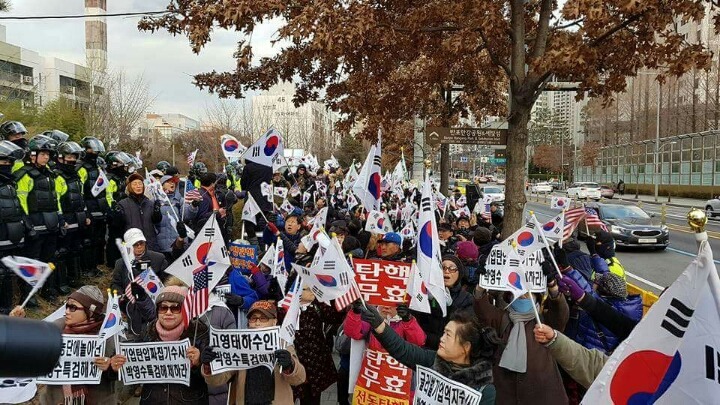 박영수 특검 집앞에서 친박단체 집회가...jpg | 인스티즈