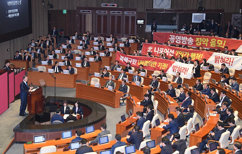 시정연설 마치고 자유한국당 찾아 악수하는 문재인 대통령 | 인스티즈