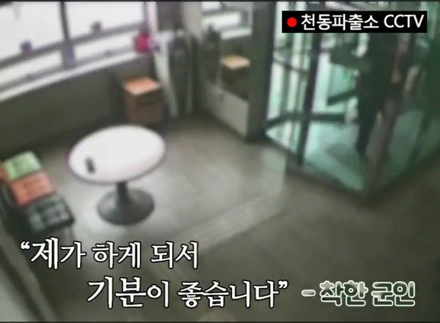 길 잃은 아이를 데려가는 남자 | 인스티즈