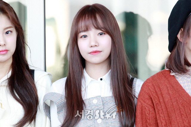 아이즈원 리얼리티 촬영차 출국. 중2 워뇽이 다리길이 ㄷㄷ.jpgif | 인스티즈