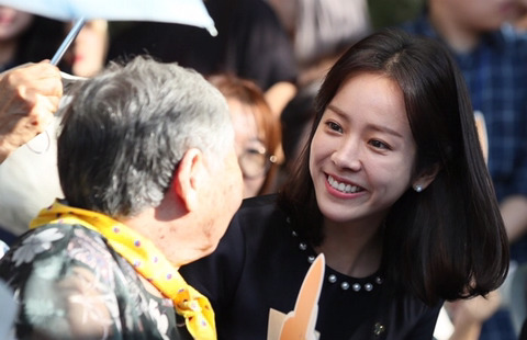 나비부채로 위안부 피해 할머니 햇빛 가려주는 한지민 | 인스티즈