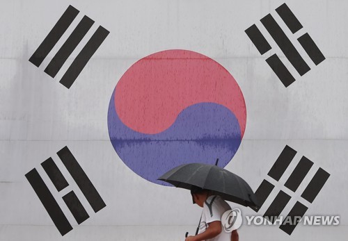 "화가 나서"..수원역에 설치된 태극기 훼손한 중국인 | 인스티즈