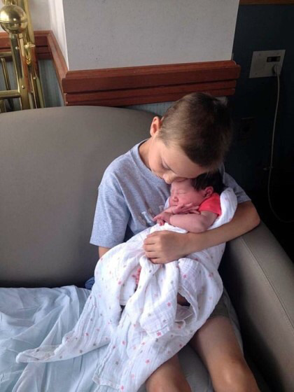 동생을 처음 본 아이들의 사랑스러운 반응.jpg | 인스티즈