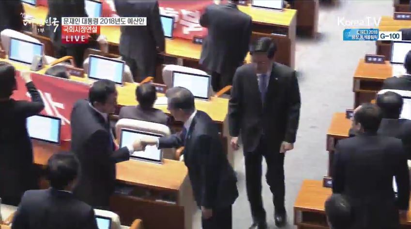 시위한 자한당 것들과 악수하는 대인배 문대통령 | 인스티즈