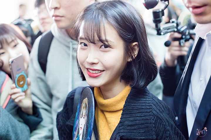 아이유 2017년 대학생룩 모음.jpg | 인스티즈