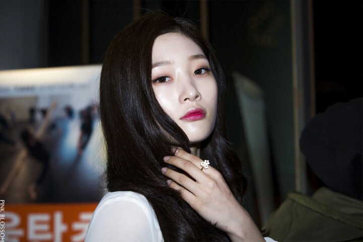 흰 의상이 참 잘어울리는 처자 | 인스티즈
